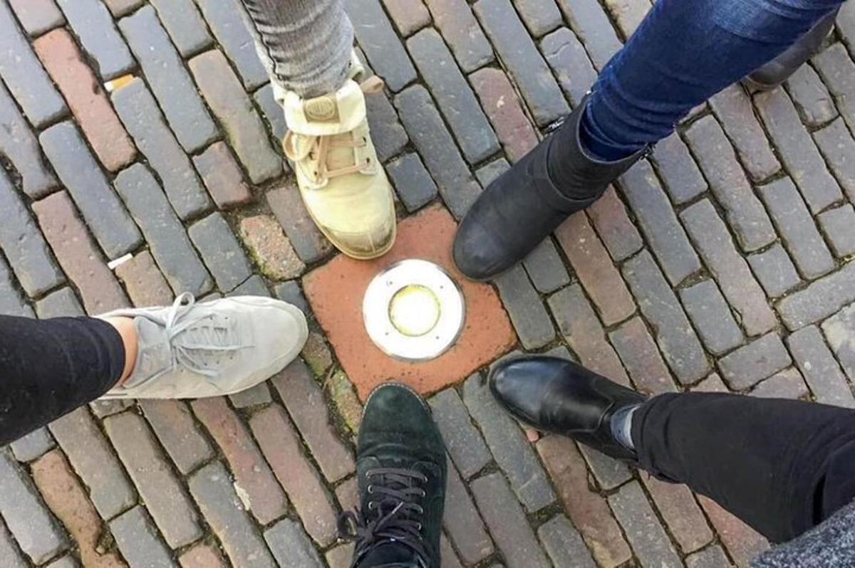 skupina lidí stojících kolem bílého objektu