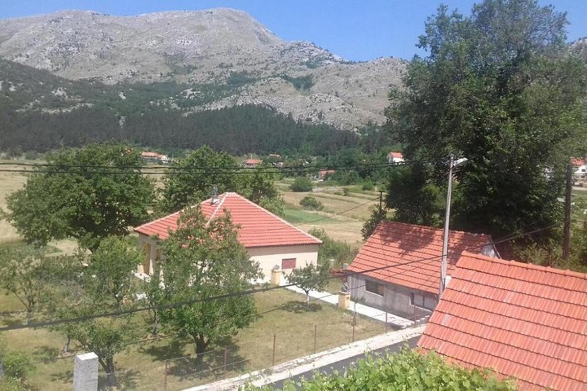 Αεροφωτογραφία ενός σπιτιού με βουνά στο φόντο