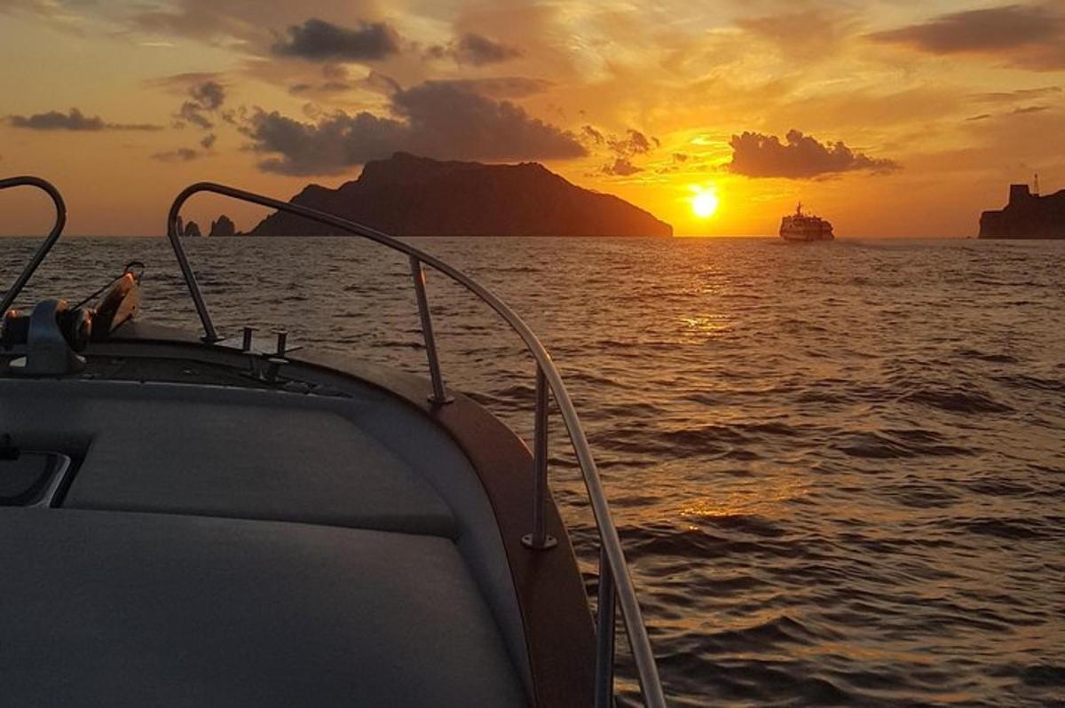 um homem em um barco no oceano ao pôr do sol