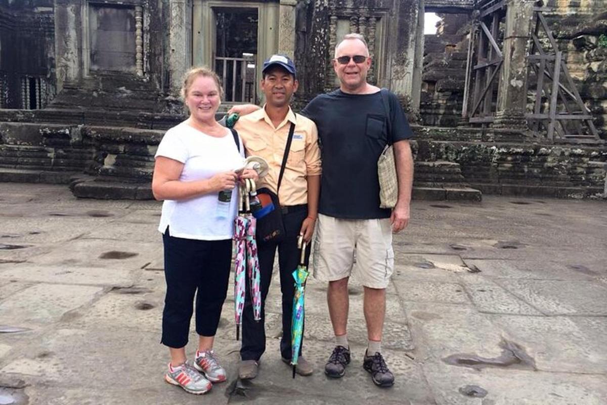 Un hombre y una mujer de pie frente a un templo.