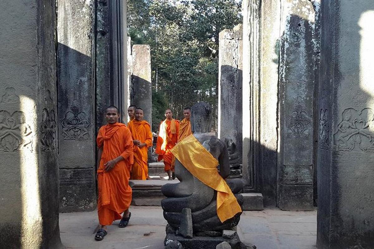 un grup de călugări care se plimbă printr-un templu
