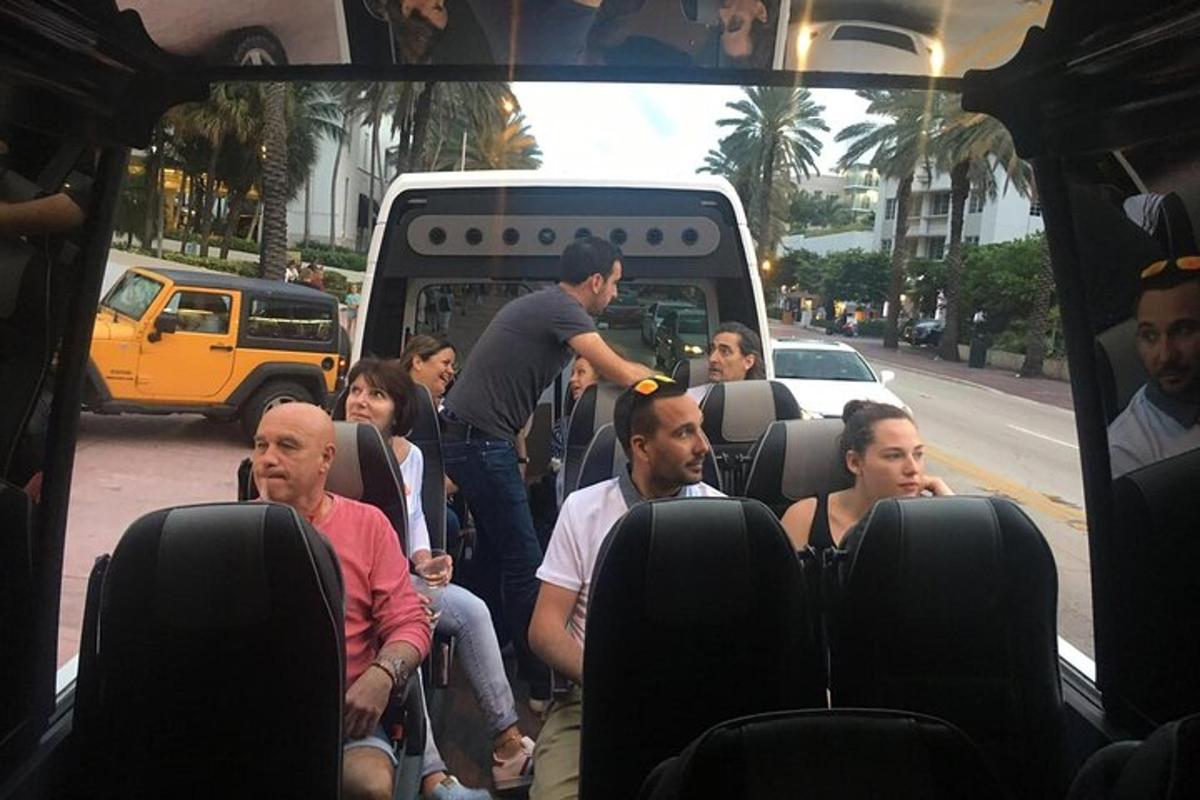 skupina lidí sedících v zadní části autobusu