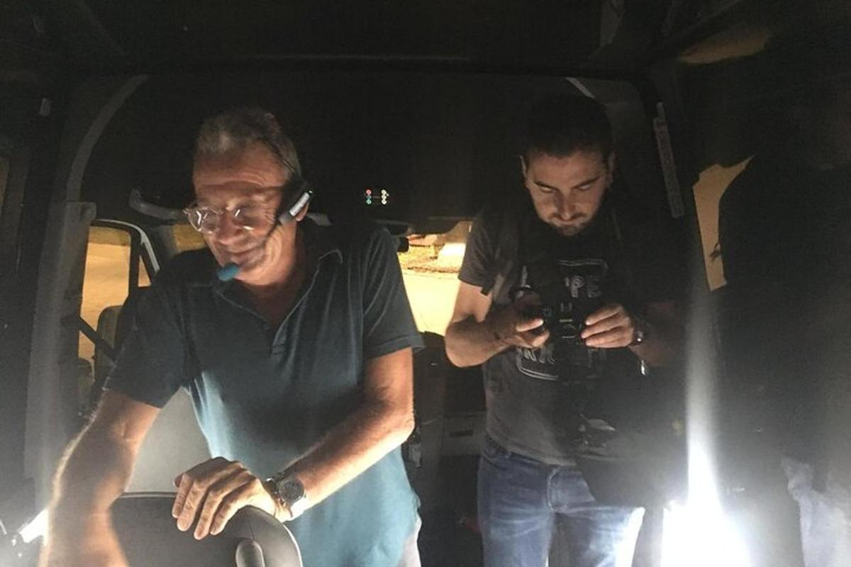 muž fotografující jiného muže fotoaparátem