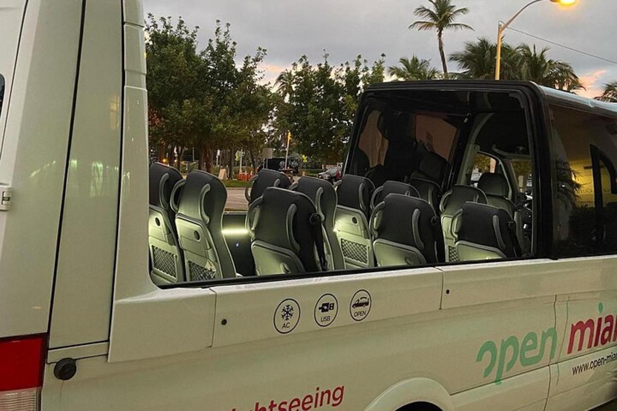 nákladní auto s prázdnými sedadly v zadní části