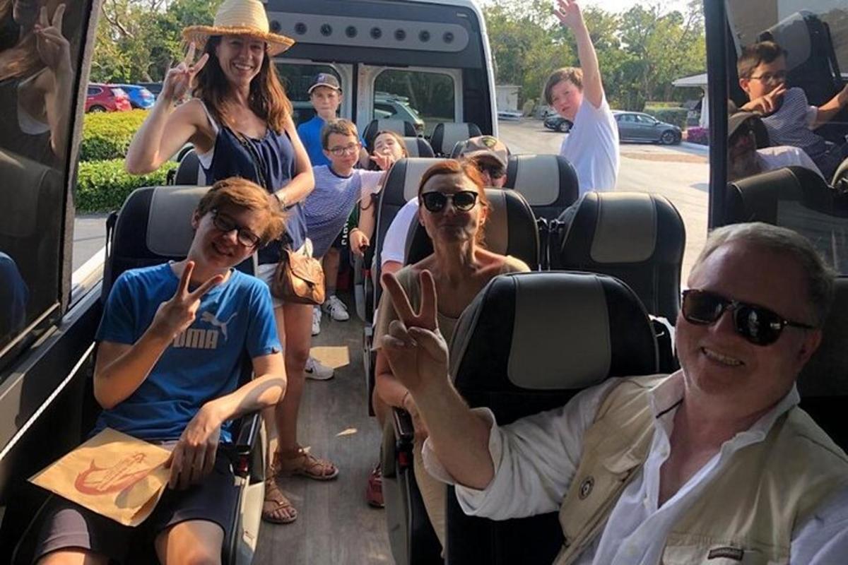 skupina ľudí sediacich v zadnej časti autobusu