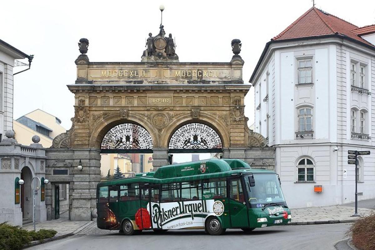 zelený autobus zaparkovaný před budovou