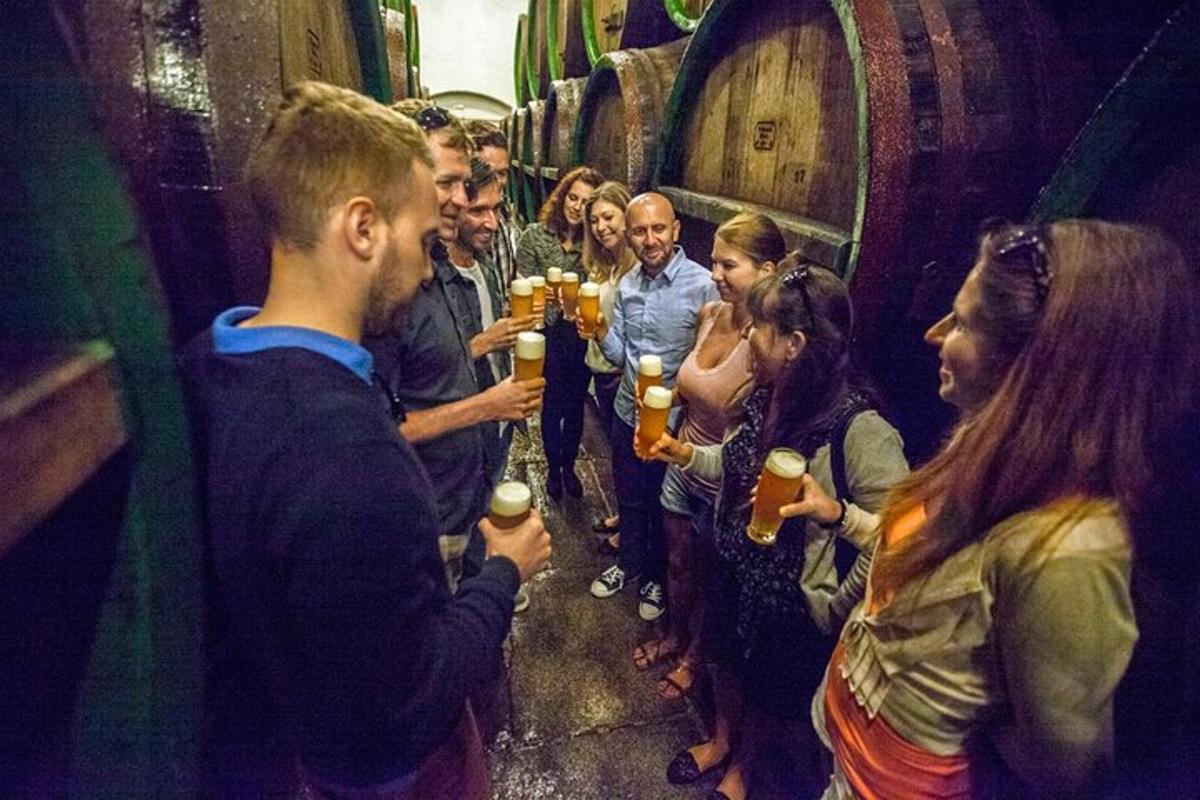 skupina lidí stojících v baru a držících drinky