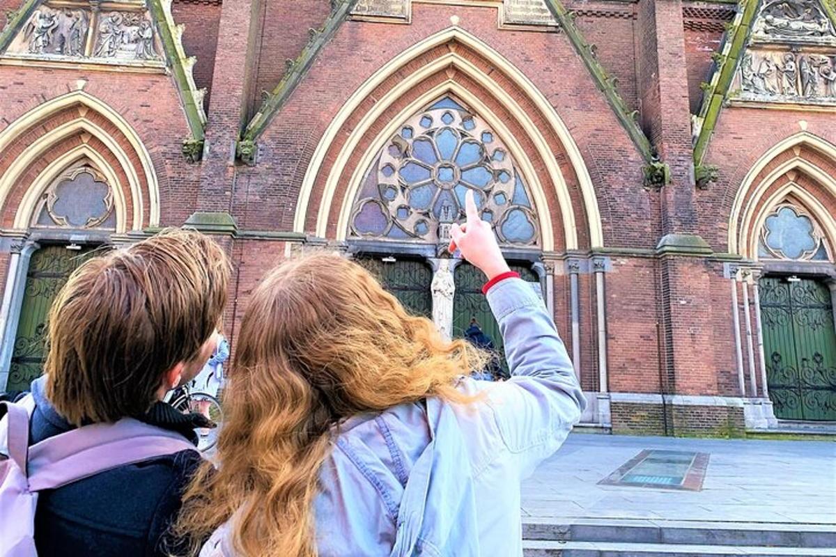 duas mulheres em frente a uma igreja