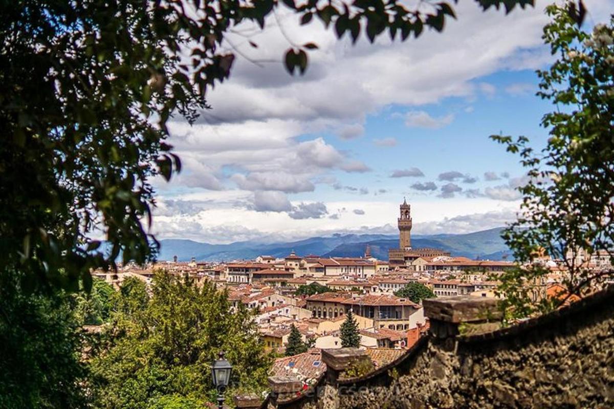 Una vista de una ciudad con una torre de reloj.