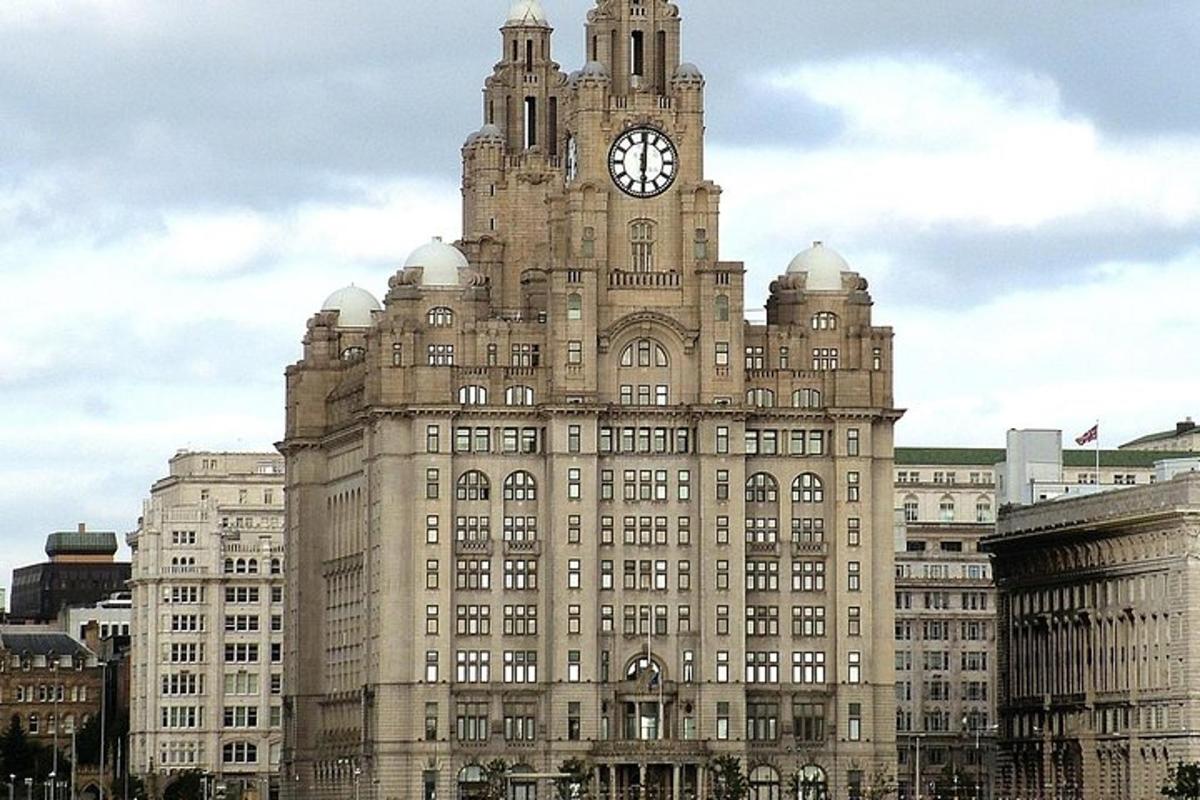 un grande edificio con una torre dell'orologio in cima