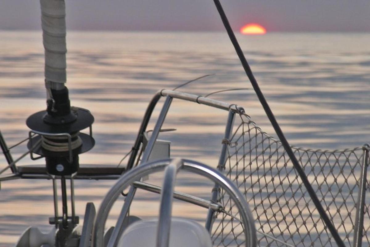 uma rede na parte de trás de um barco na água
