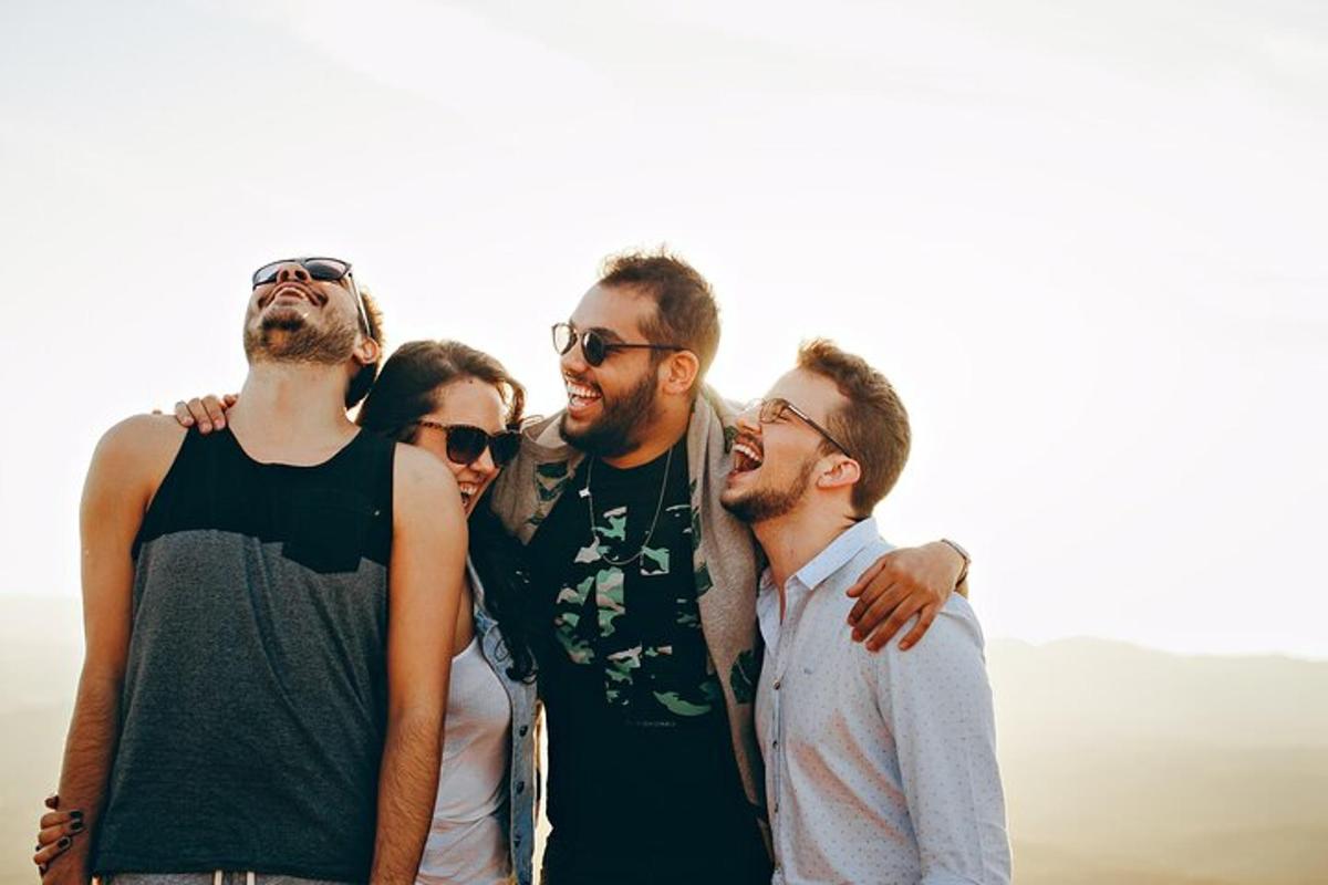 eine Gruppe von Menschen, die für ein Foto posieren