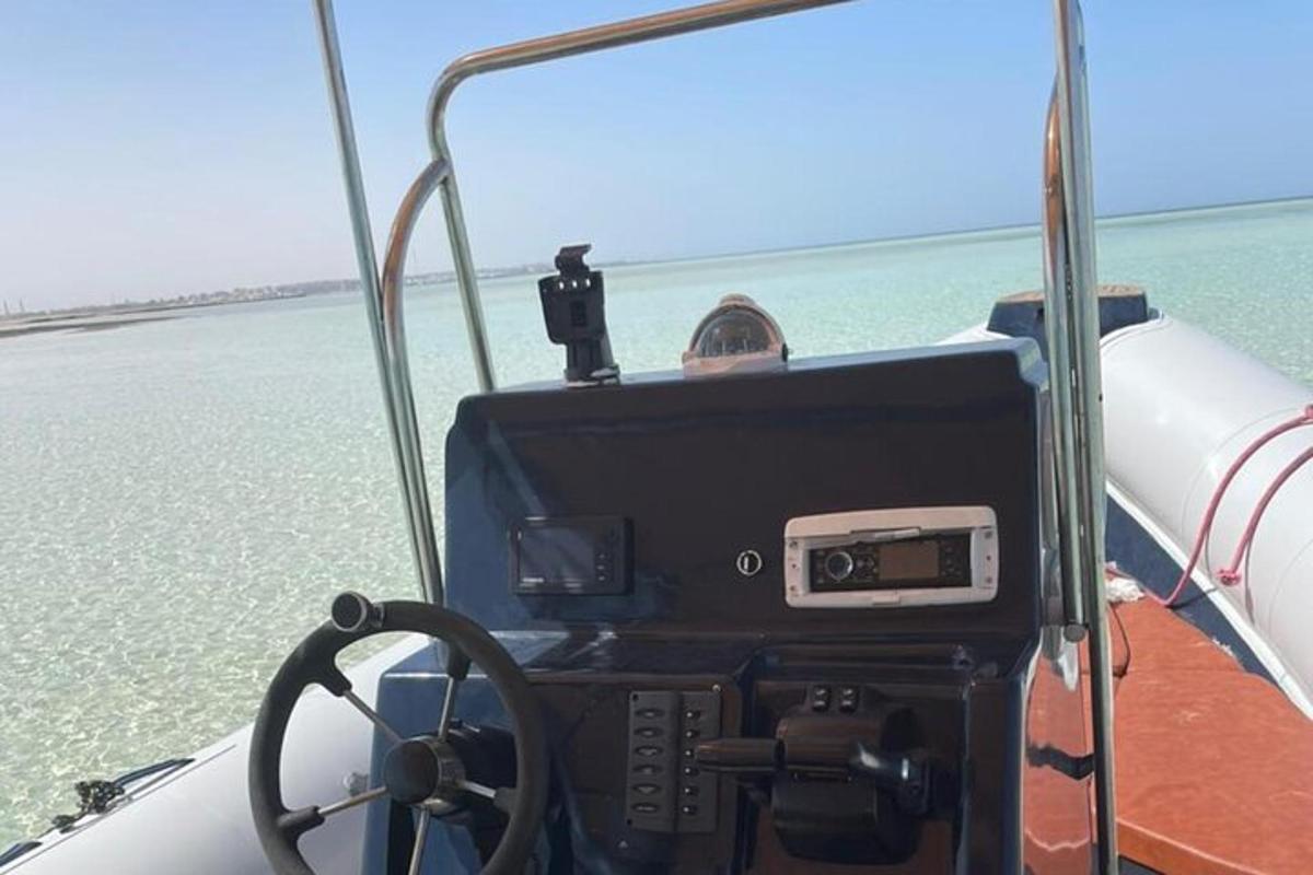 камера на носу лодки в воде
