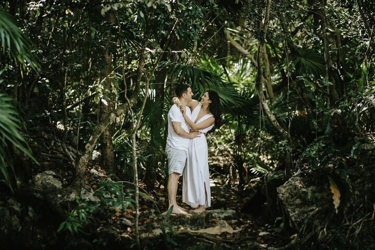 seorang pria dan seorang wanita berdiri di hutan