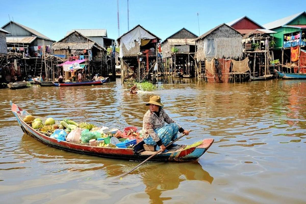 un uomo sta remando una barca in acqua