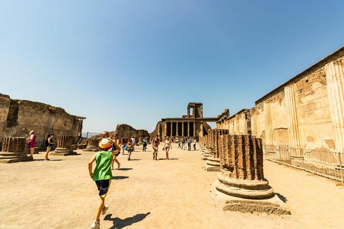 skupina lidí procházejících se kolem ruin budovy