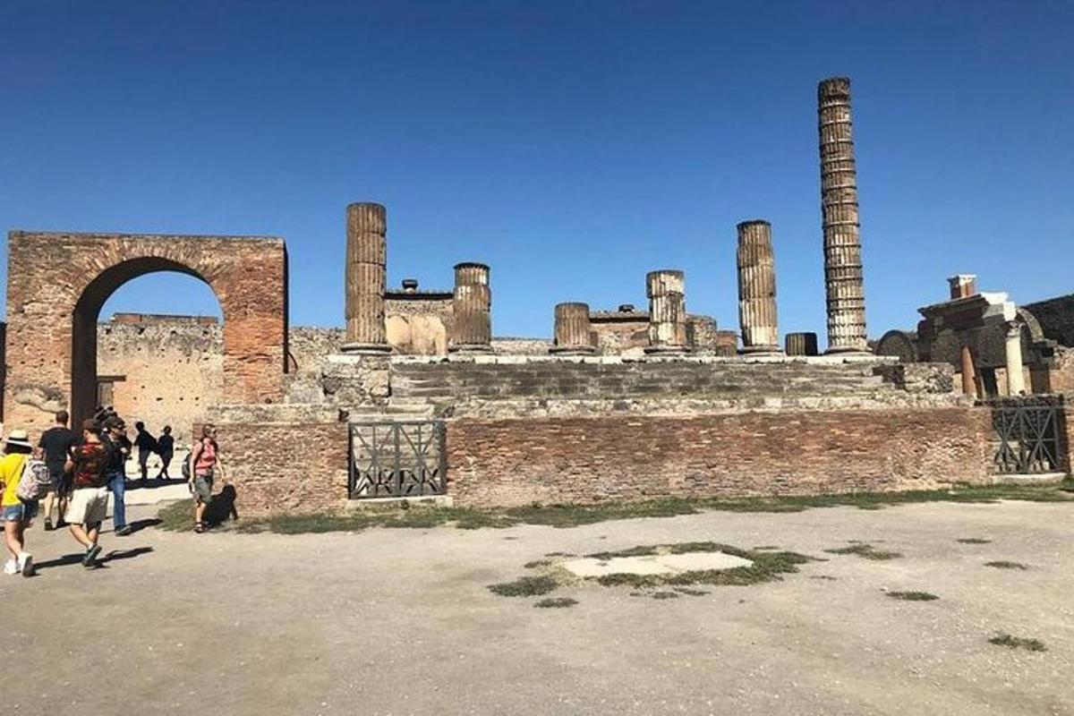 skupina lidí jdoucích před cihlovou budovou