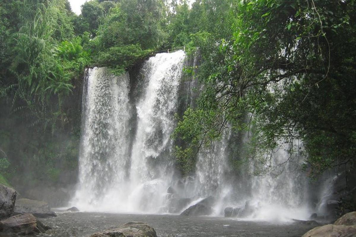 una cascata in mezzo a un fiume con alberi
