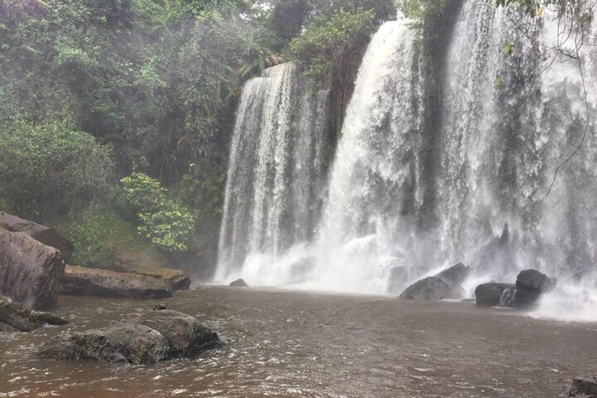 uma cachoeira no meio de uma floresta