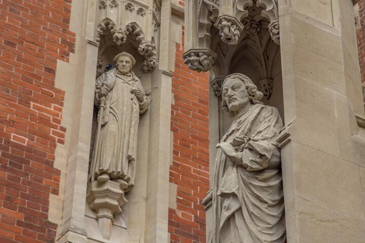 una statua di una donna sul lato di un edificio