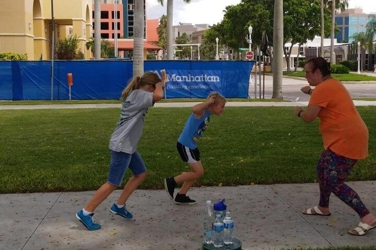 μια ομάδα ανθρώπων που παίζουν ένα παιχνίδι μπέιζμπολ