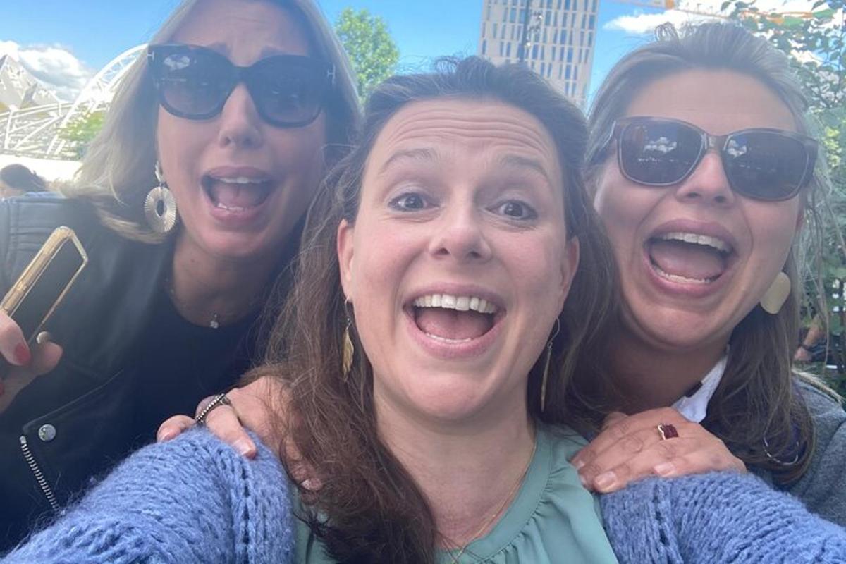 een groep van drie vrouwen die poseren voor een foto