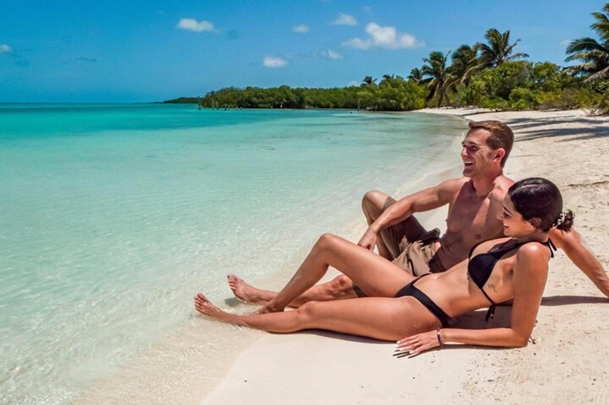 un homme et une femme assis sur une plage
