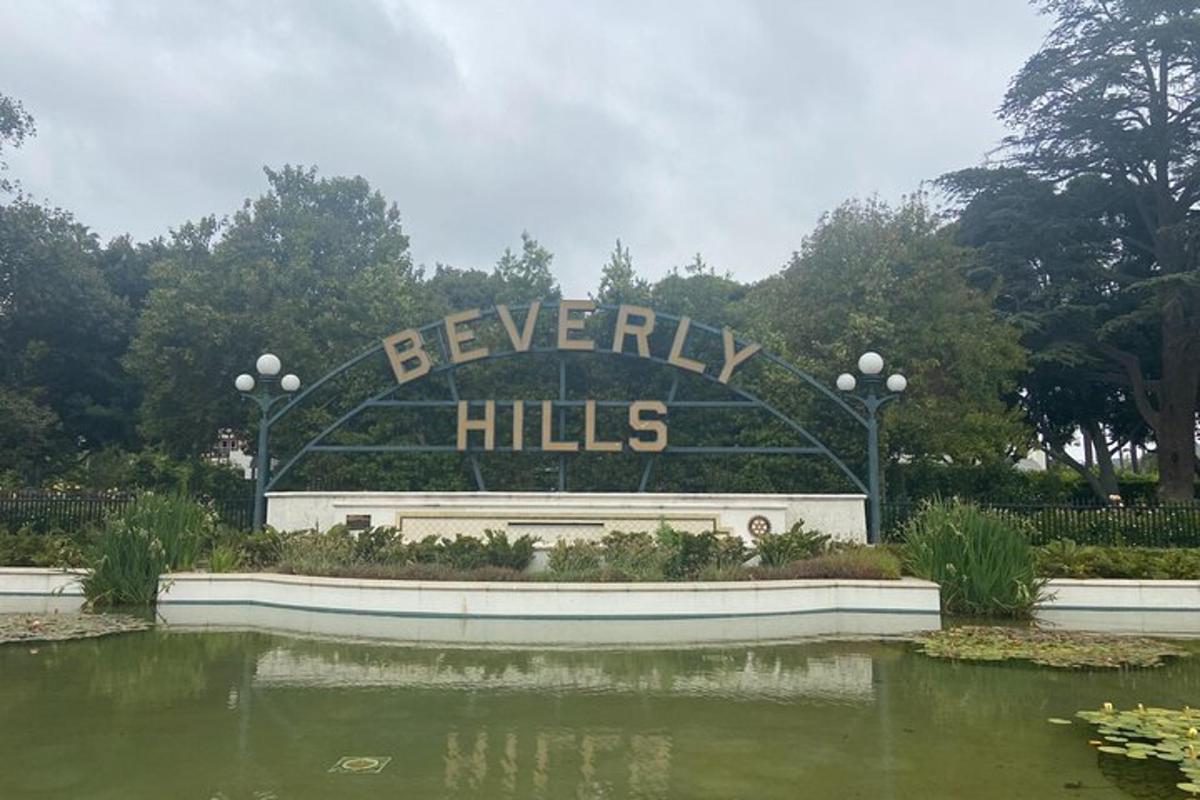 un cartello con la scritta Beverly Hills in un parco