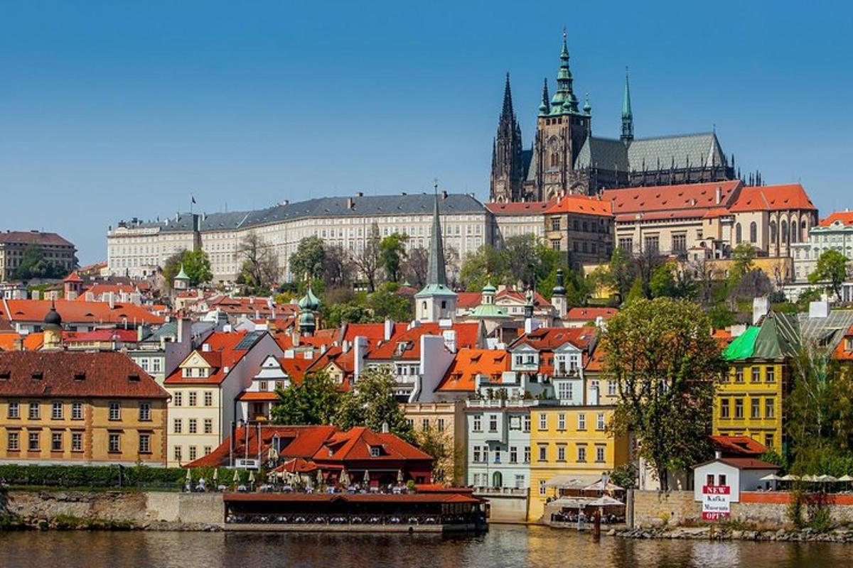 pohled na město s řekou a budovami