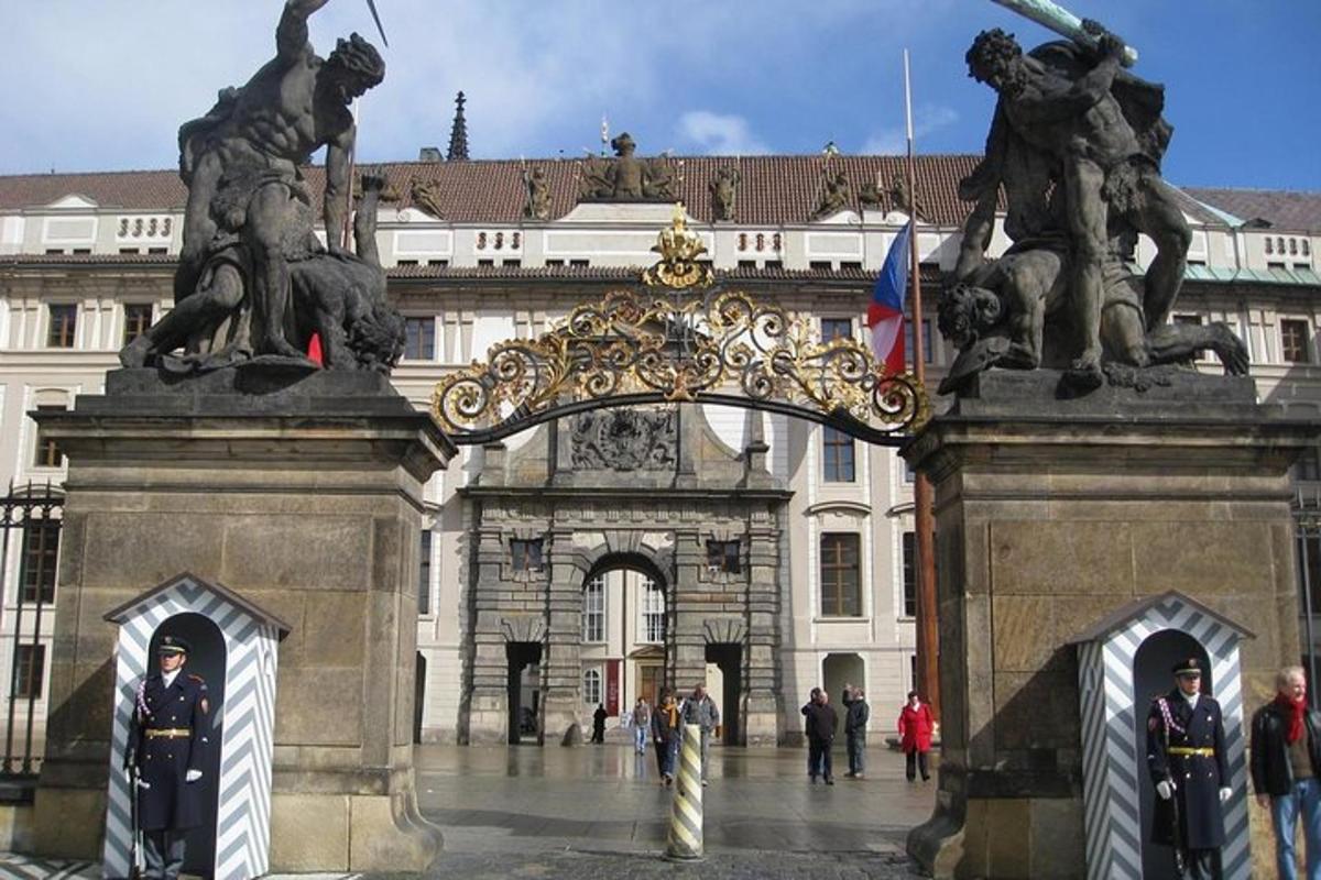 dva vojáci v uniformách stojící před budovou