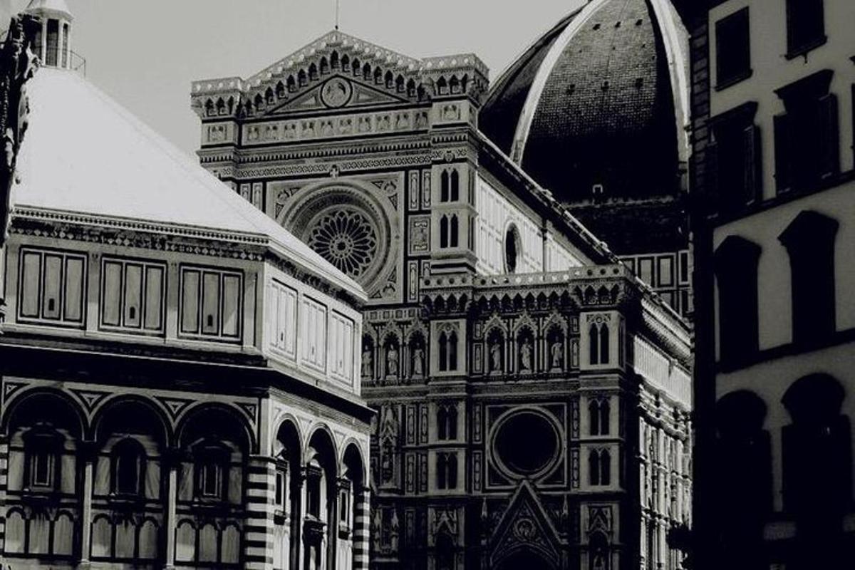 a black and white photo of a building