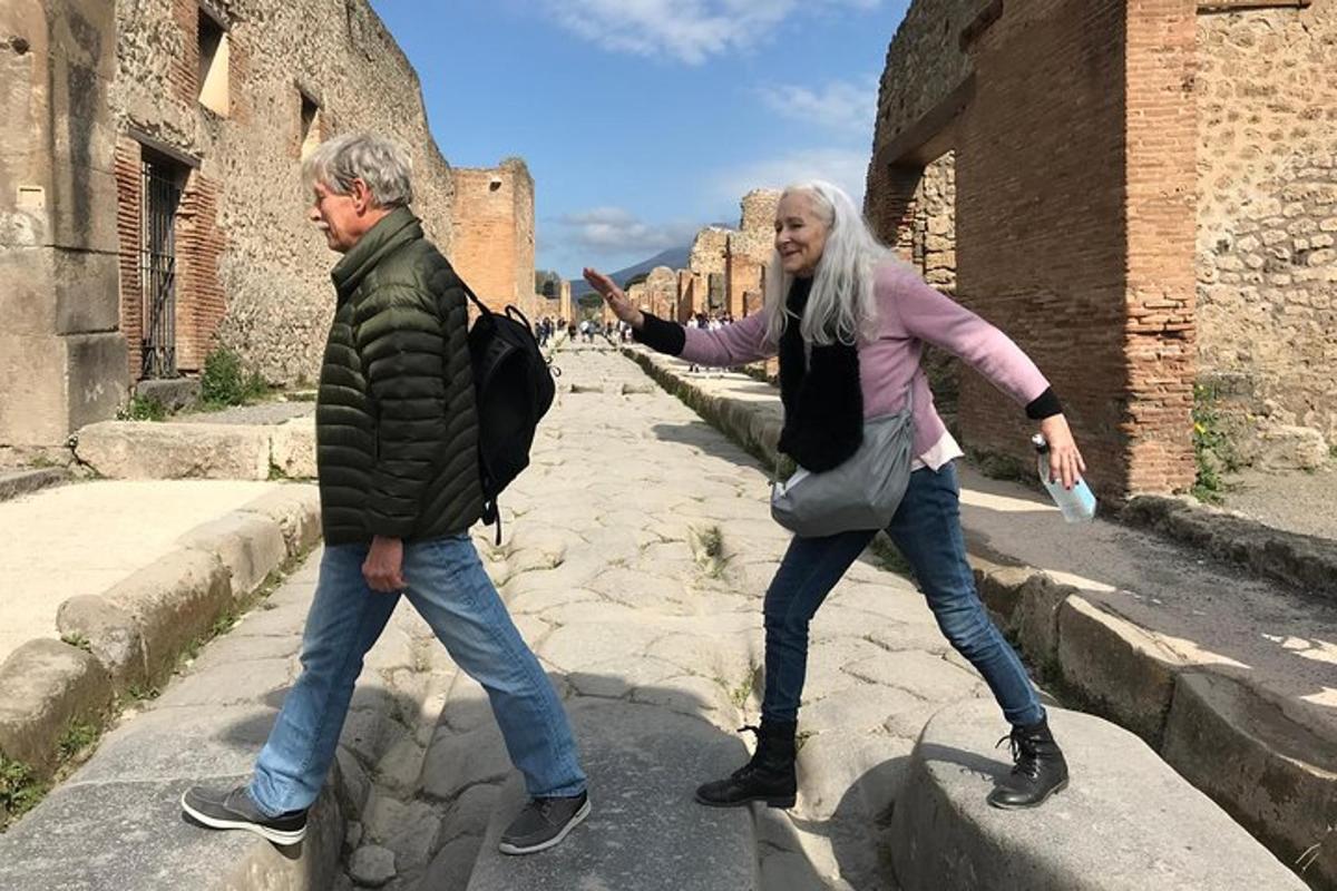 vīrietis un sieviete stāv uz ielas