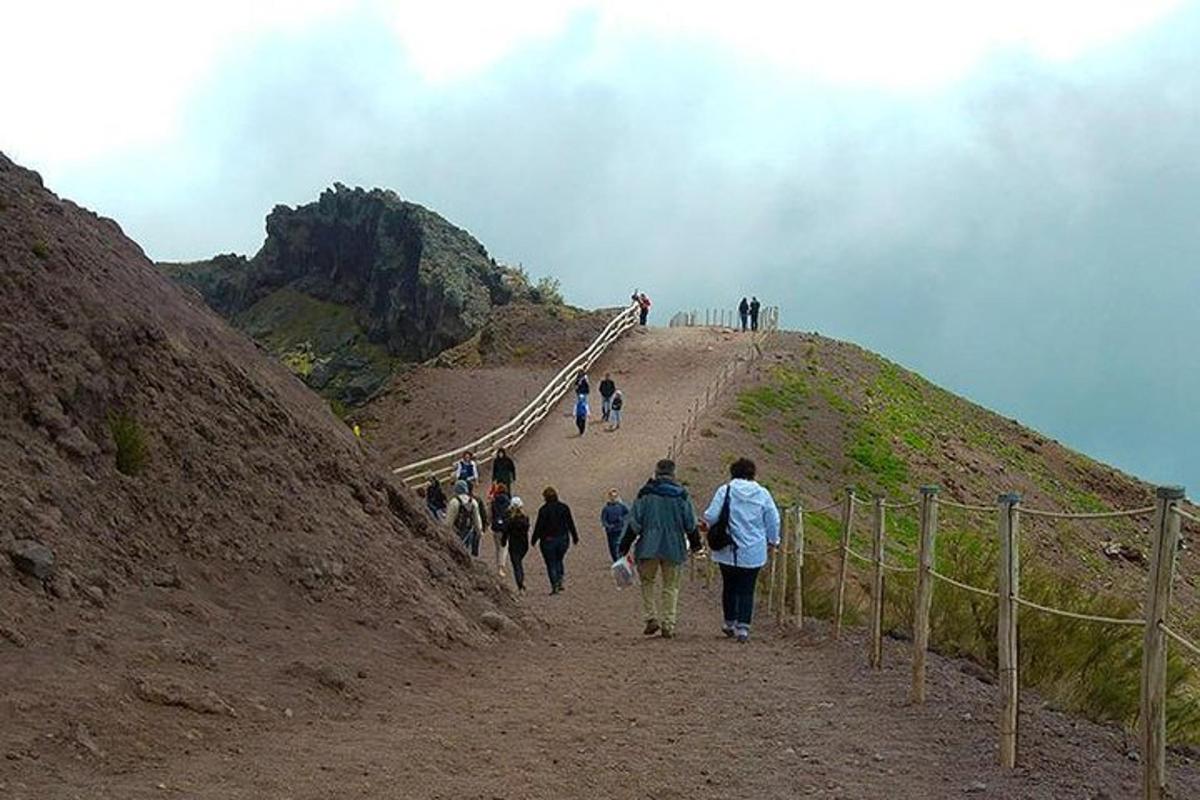 Un grupo de personas caminando por una colina de tierra
