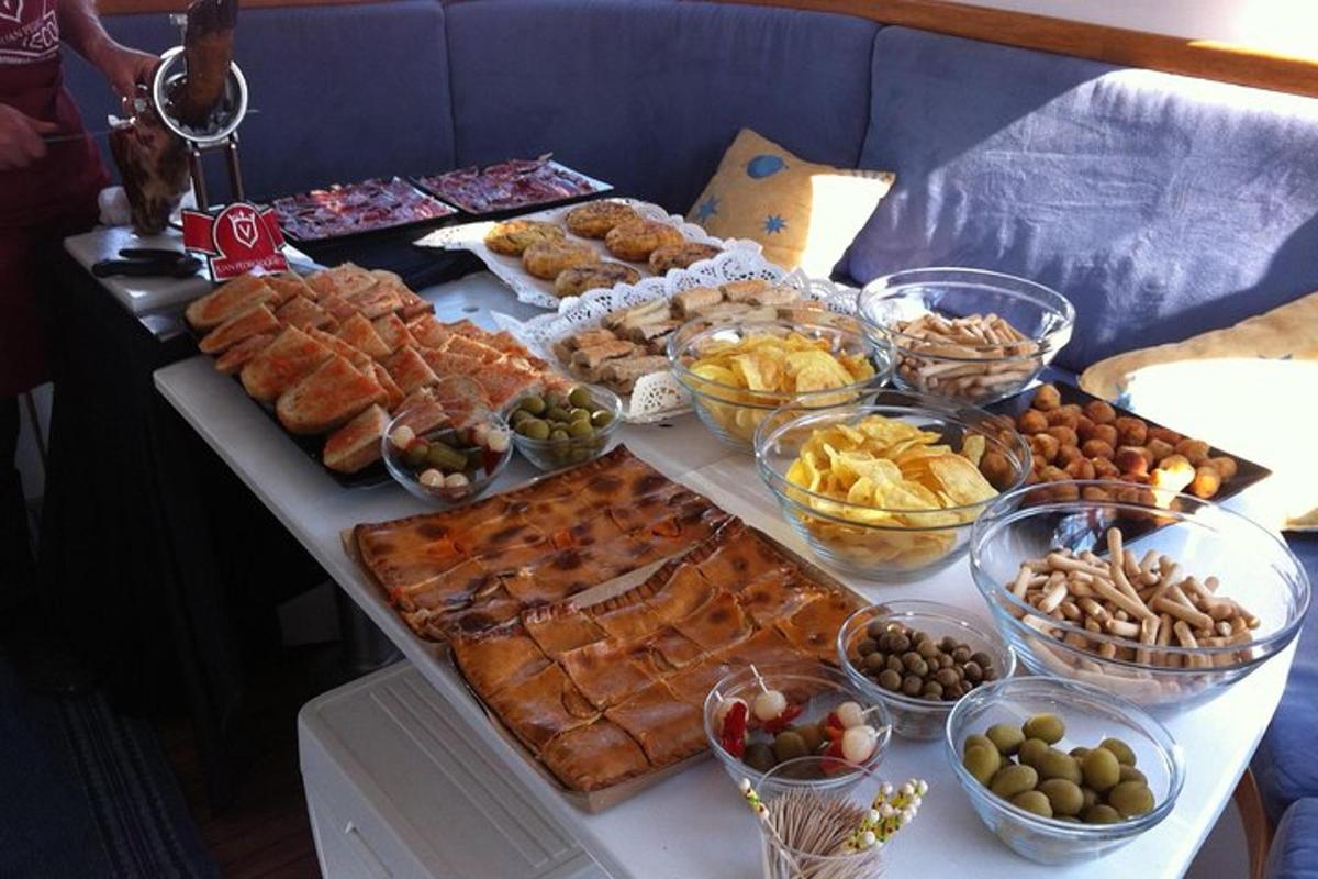 miza, obložena z veliko različnimi vrstami hrane