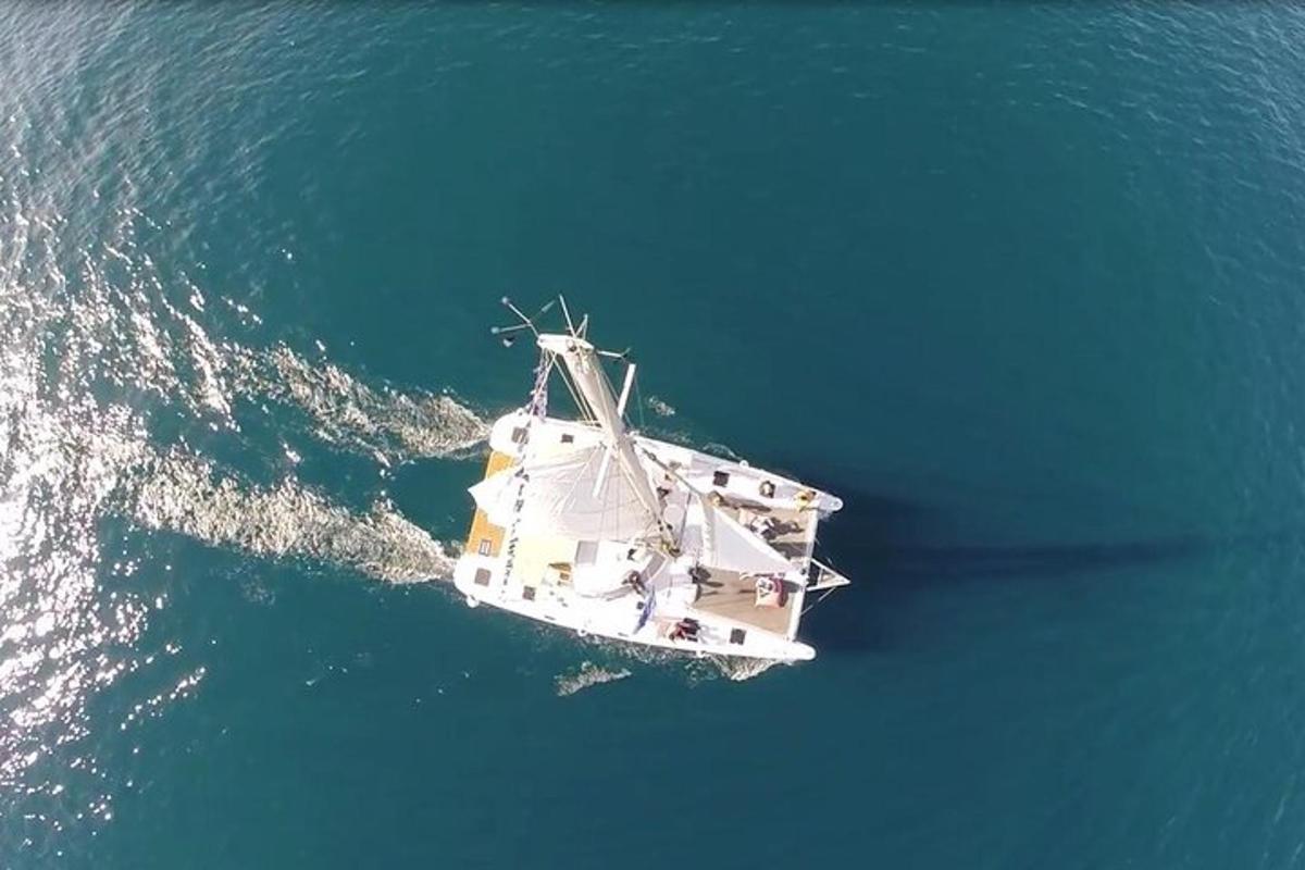 una grande barca bianca che galleggia nell'acqua