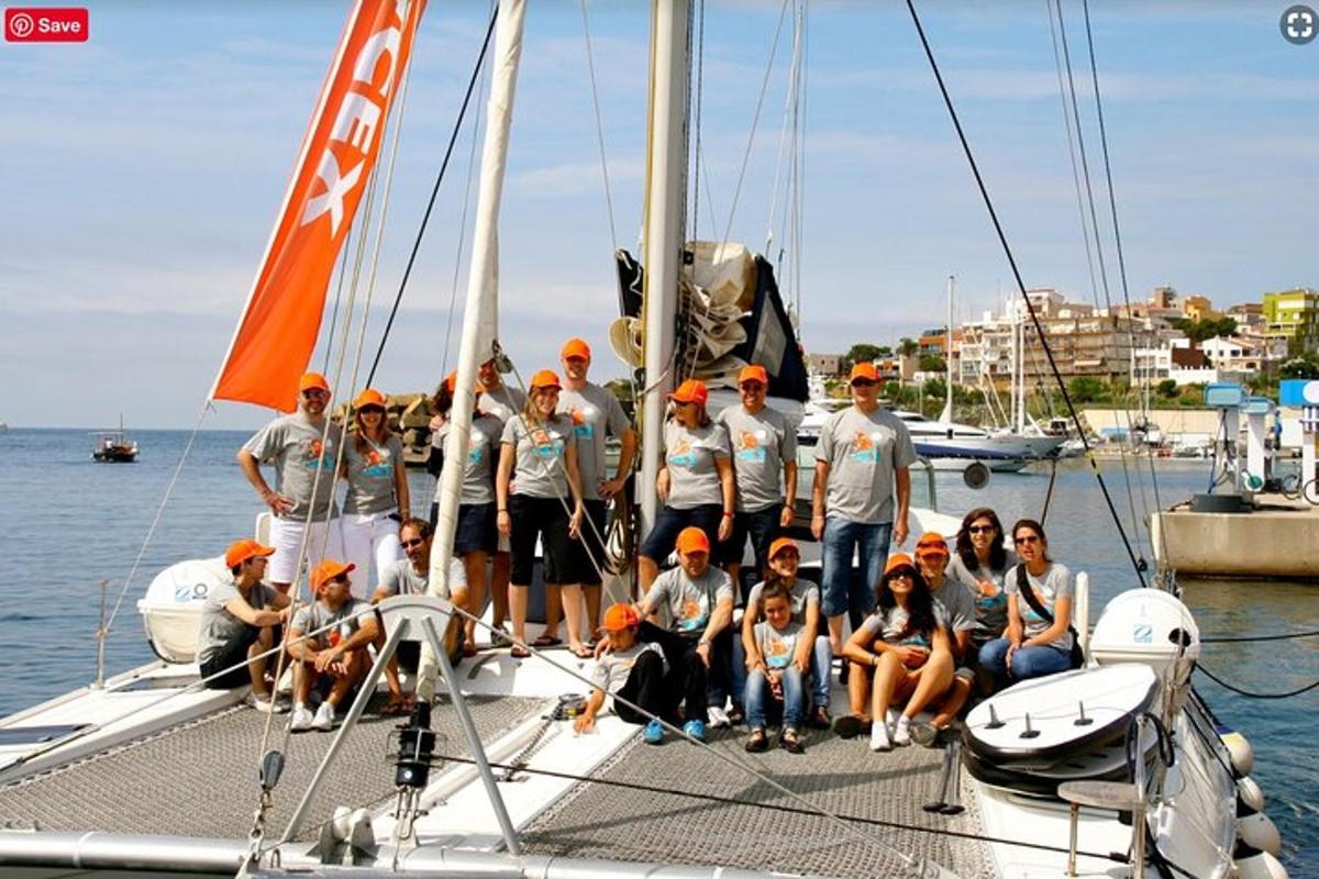 un gruppo di persone su una barca a vela in acqua
