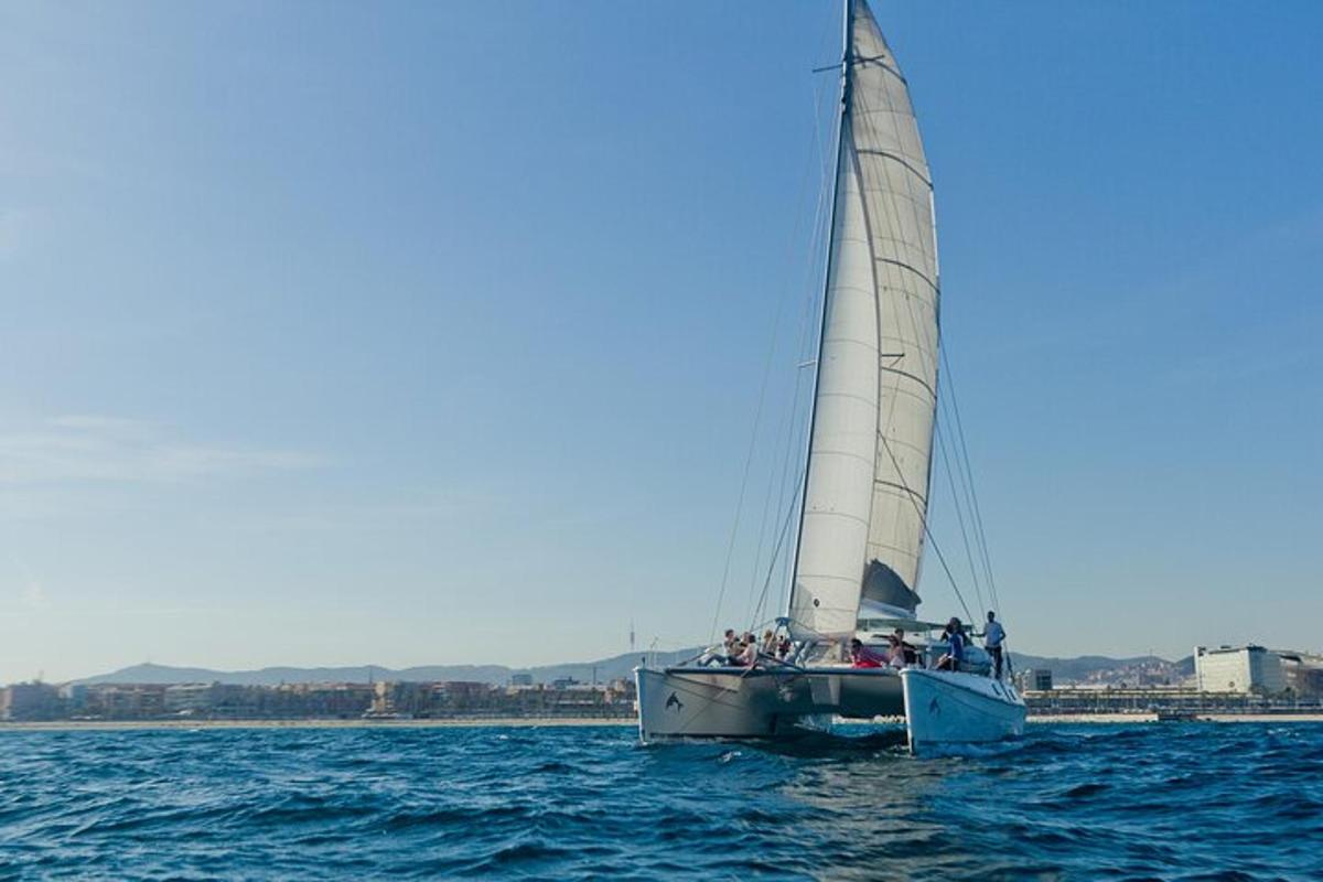 una barca a vela in acqua con persone a bordo