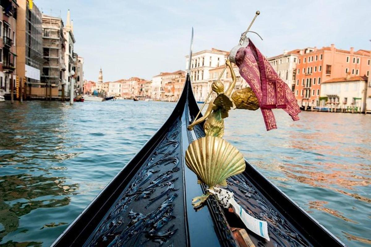 una persona in una gondola su un canale