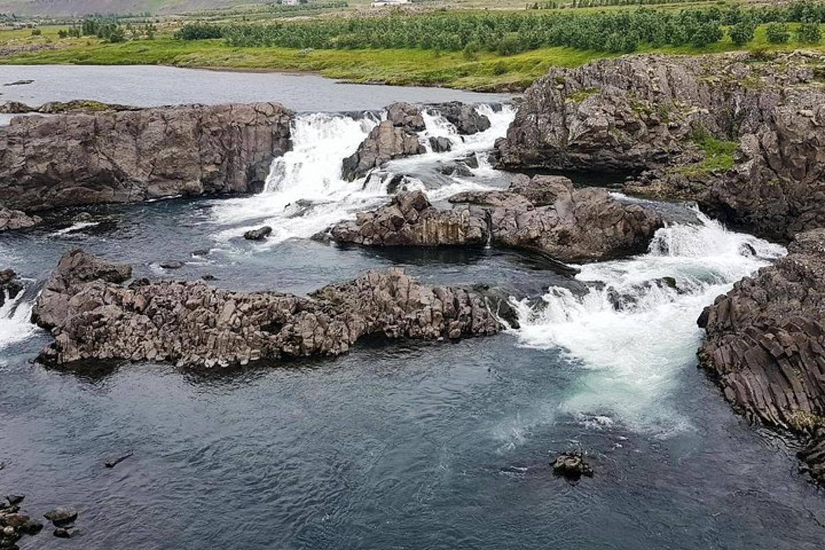 una vista aerea di un fiume con rocce e cascate