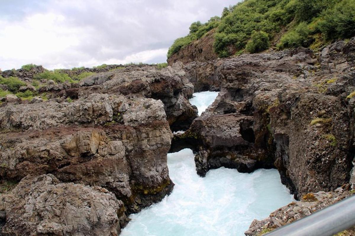 afluência de duas corredeiras em uma montanha com água