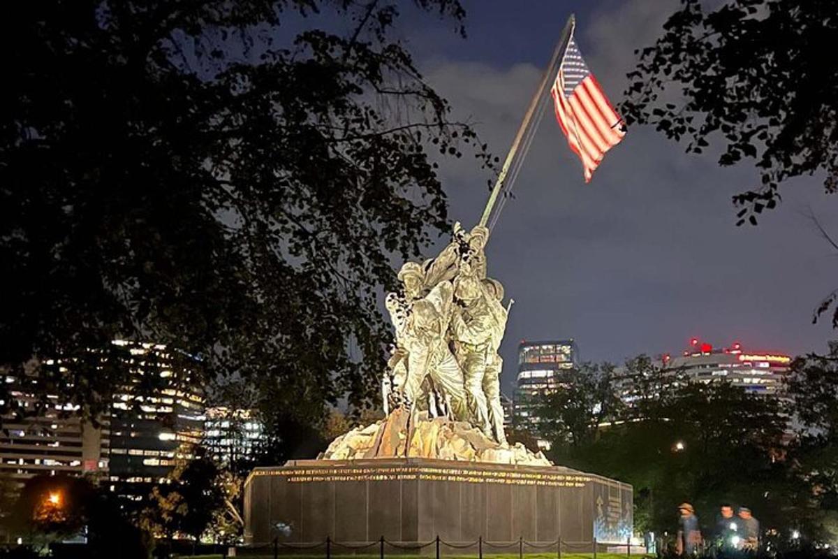 una statua con una bandiera americana in cima