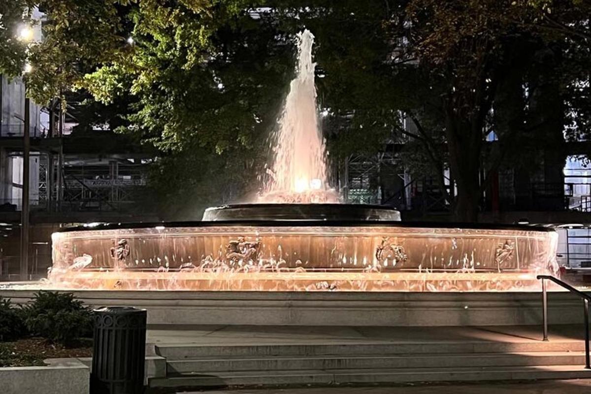 una fontana in mezzo a un parco