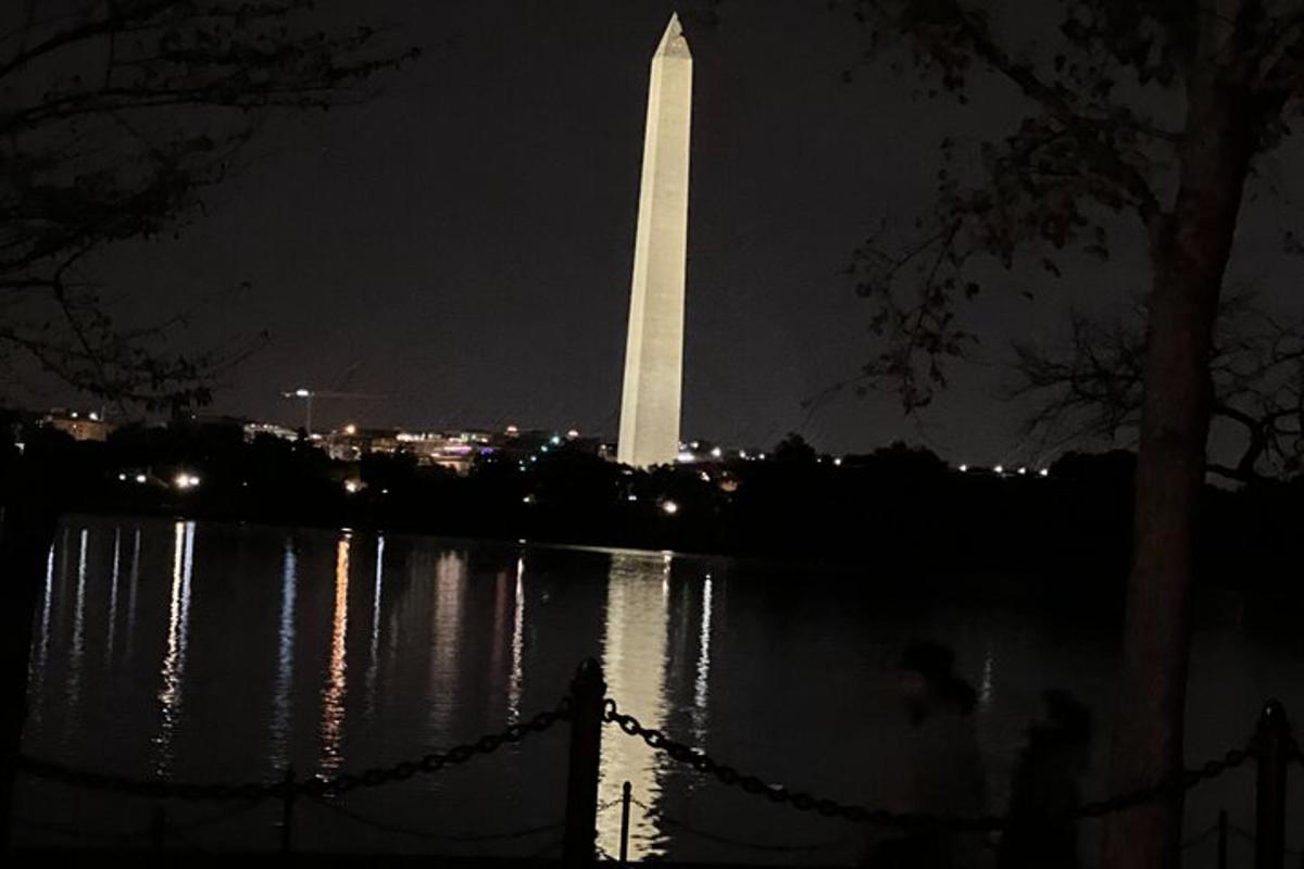 một góc nhìn của tượng đài washington vào ban đêm