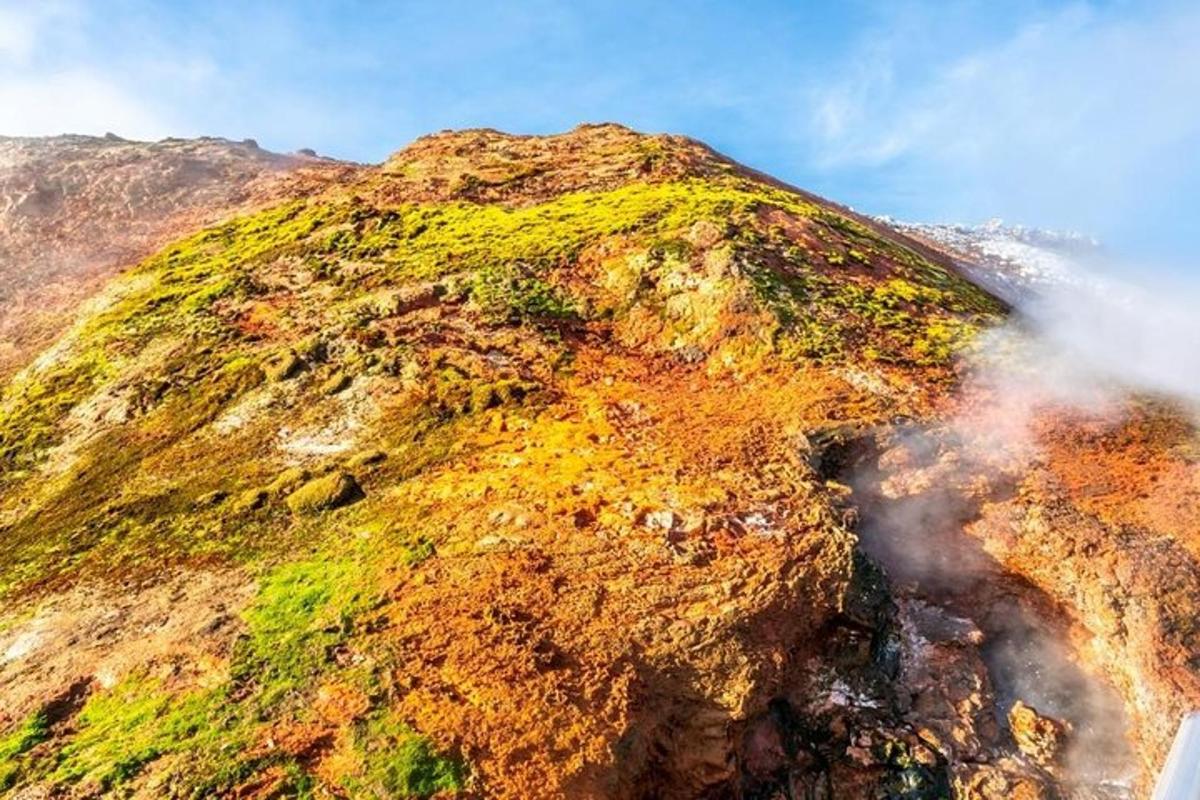 una montagna da cui esce vapore