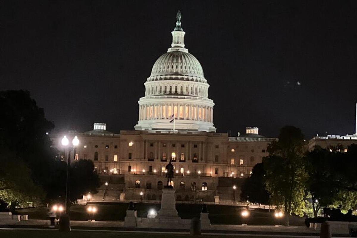 un edificio del Campidoglio degli Stati Uniti con la cupola del Campidoglio di notte