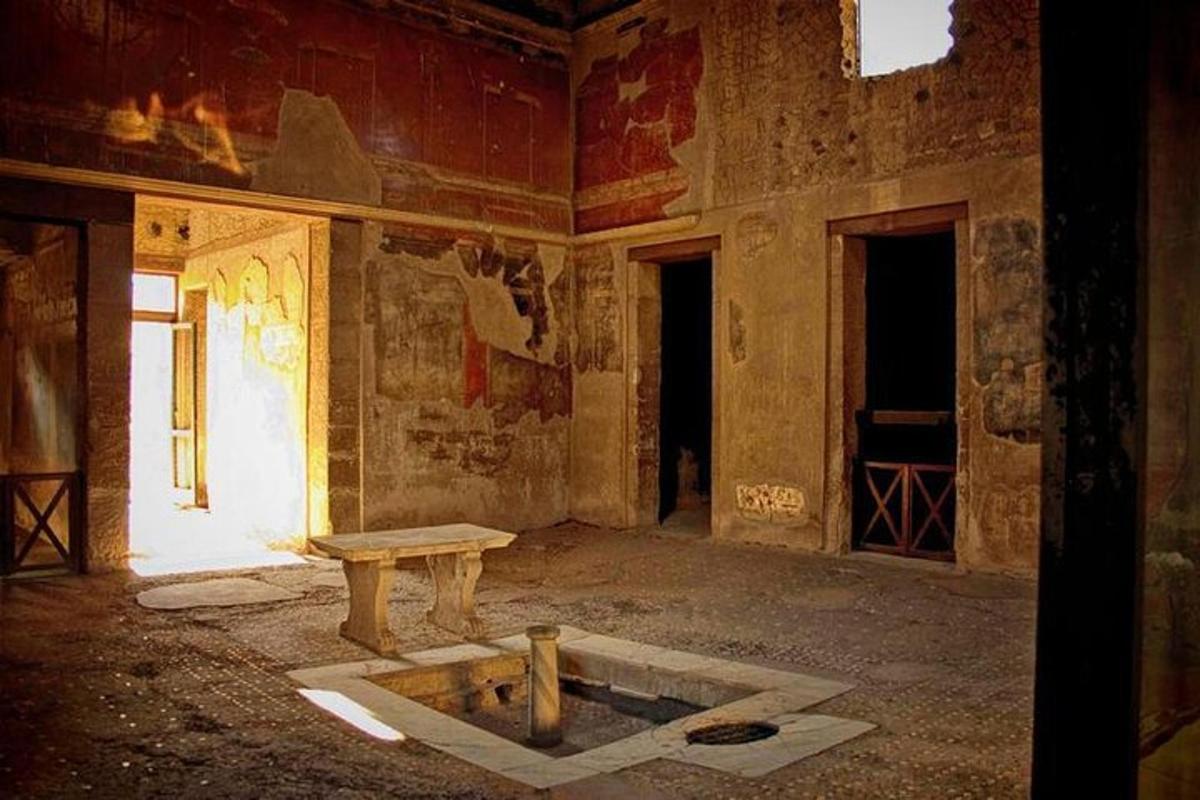 Una habitación vacía con un banco de madera en un edificio antiguo.