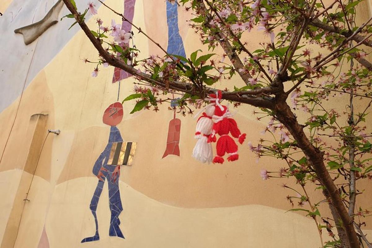 un ramo di un albero con vestiti appesi a un muro