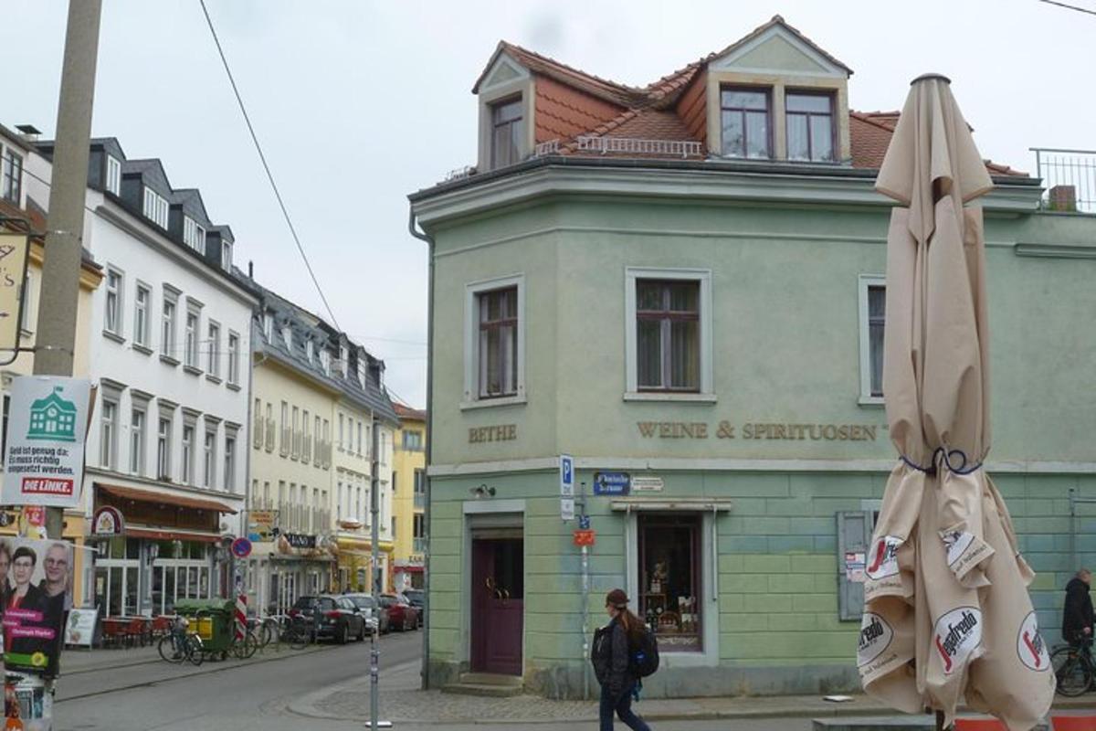 un edificio con un ombrello di fronte a una strada