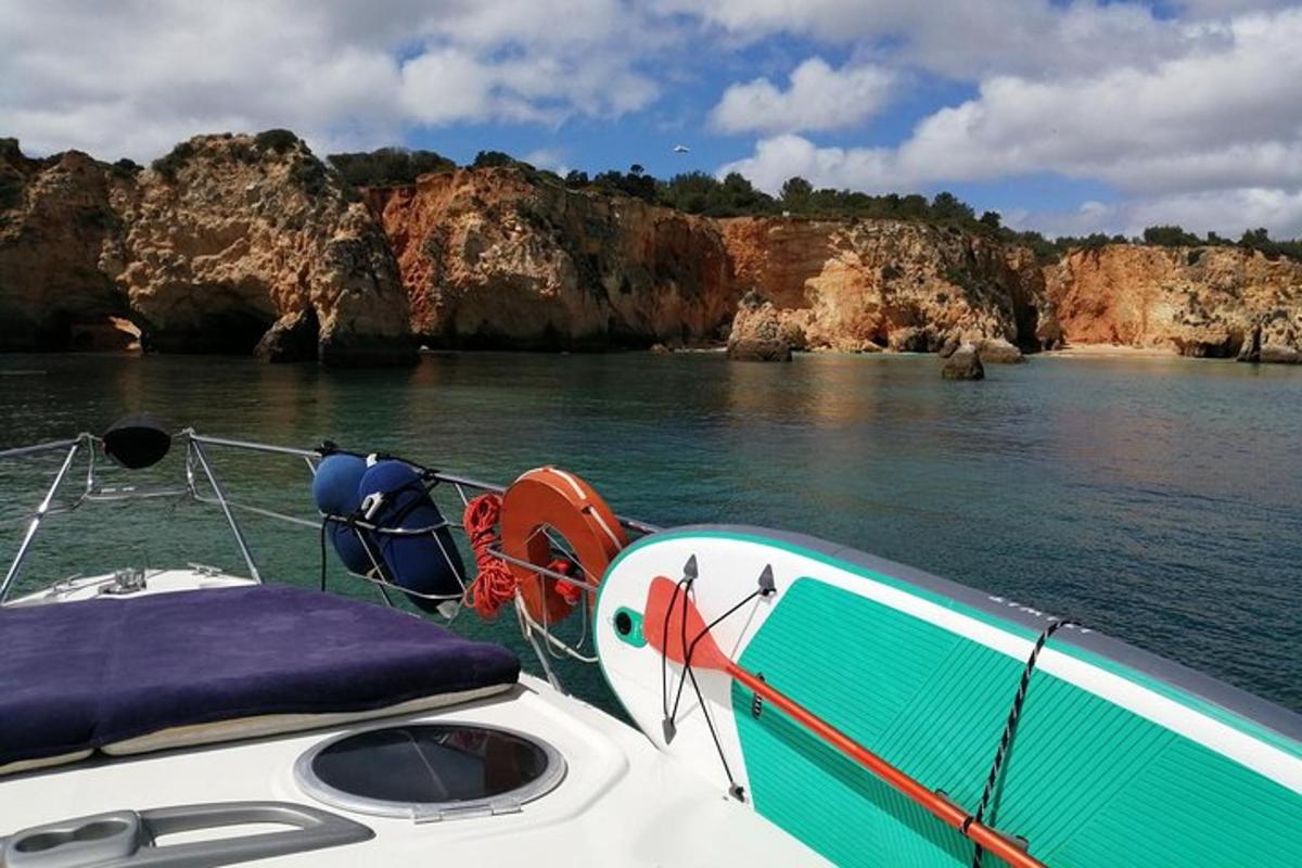 una barca su uno specchio d'acqua con scogliere