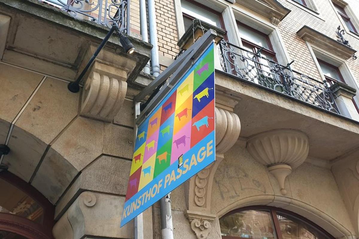 un cartello stradale sul lato di un edificio